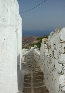 Chora - Une ruelle clatante de blancheur