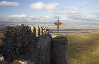Croix et paysage depuis le château de Clavillo