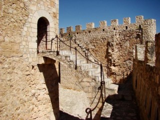 Photo du village et du château d'Alcala del... Photo du village et du château d'Alcala del...
