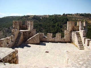 Photo du village et du château d'Alcala del... Photo du village et du château d'Alcala del...