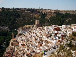 Photo du village et du château d'Alcala del... Photo du village et du château d'Alcala del...