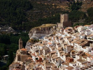 Photo du village et du château d'Alcala del... Photo du village et du château d'Alcala del...