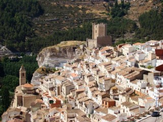Photo du village et du château d'Alcala del... Photo du village et du château d'Alcala del...