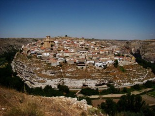 Photo du village de Jorquera et du cañon del Rio Jucar...