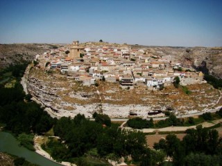 Photo du village de Jorquera et du cañon del Rio Jucar...