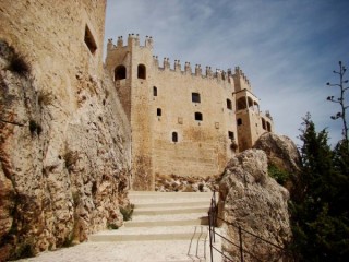 Photo du village et du château de Velez Blanco (Andalousie...