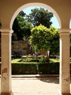 Les jardins entre deux colonnes