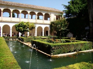 Bassin et jardins et galeries couvertes