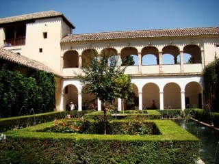 Bassin et jardins et galeries couvertes