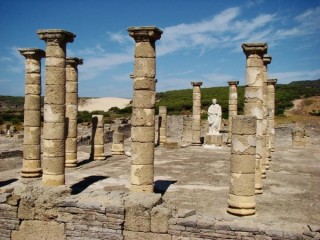 Photo de la plage de Bolonia et des ruines...