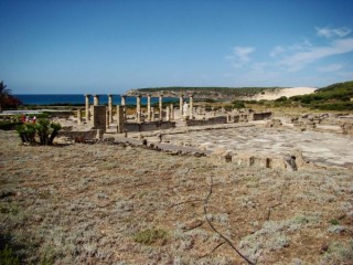 Photo de la plage de Bolonia et des ruines...