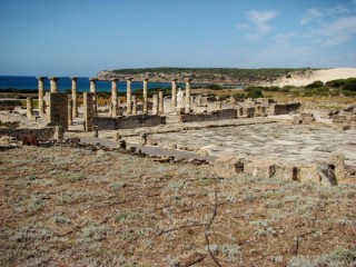 Photo de la plage de Bolonia et des ruines...