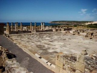 Photo de la plage de Bolonia et des ruines...