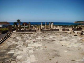 Photo de la plage de Bolonia et des ruines...