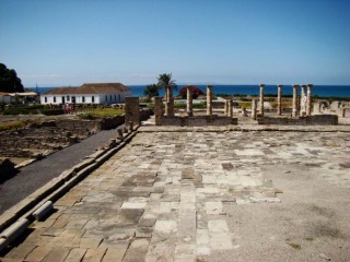 Photo de la plage de Bolonia et des ruines...