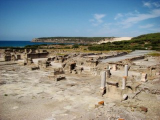 Photo de la plage de Bolonia et des ruines romaines...