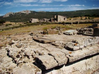 Photo de la plage de Bolonia et des ruines...