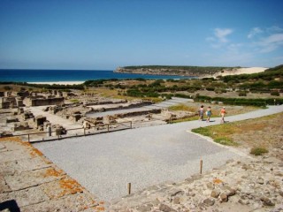 Photo de la plage de Bolonia et des ruines...