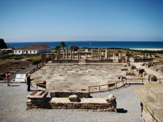 Photo de la plage de Bolonia et des ruines...