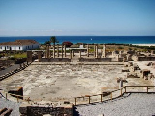 Photo de la plage de Bolonia et des ruines...