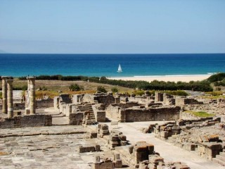 Photo de la plage de Bolonia et des ruines...