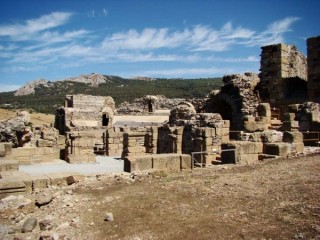 Photo de la plage de Bolonia et des ruines...