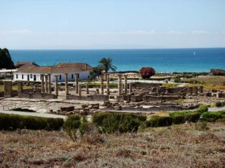 Photo de la plage de Bolonia et des ruines...
