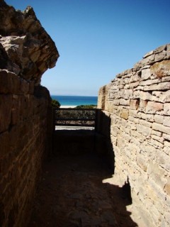 Photo de la plage de Bolonia et des ruines...