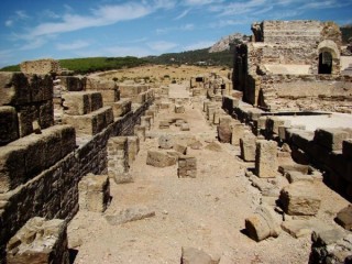 Photo de la plage de Bolonia et des ruines...