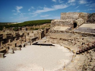 Photo de la plage de Bolonia et des ruines...