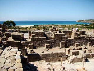 Photo de la plage de Bolonia et des ruines romaines...
