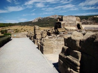 Photo de la plage de Bolonia et des ruines...