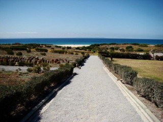 Photo de la plage de Bolonia et des ruines...