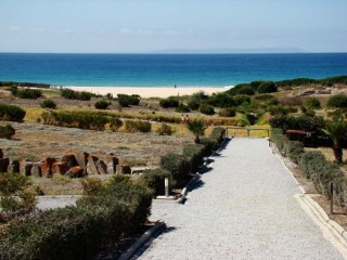Photo de la plage de Bolonia et des ruines...
