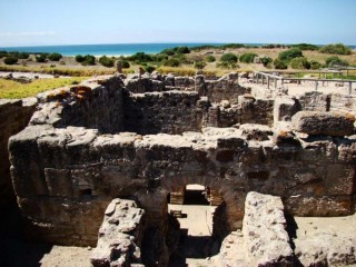 Photo de la plage de Bolonia et des ruines...