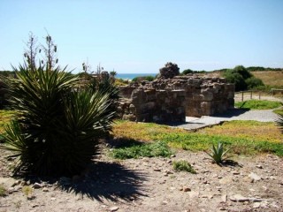Photo de la plage de Bolonia et des ruines...