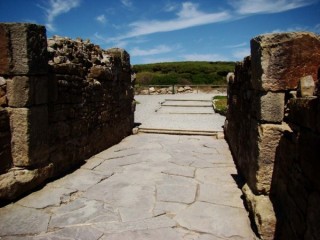 Photo de la plage de Bolonia et des ruines...