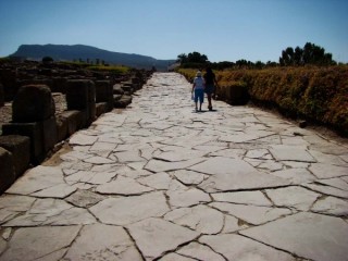 Photo de la plage de Bolonia et des ruines...
