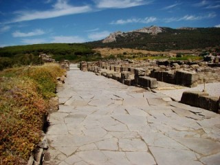 Photo de la plage de Bolonia et des ruines...