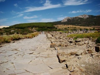 Photo de la plage de Bolonia et des ruines...