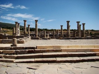 Photo de la plage de Bolonia et des ruines...