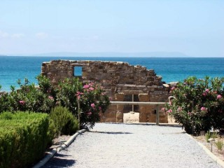 Photo de la plage de Bolonia et des ruines...