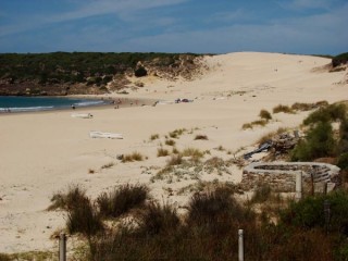 Photo de la plage de Bolonia et des ruines...
