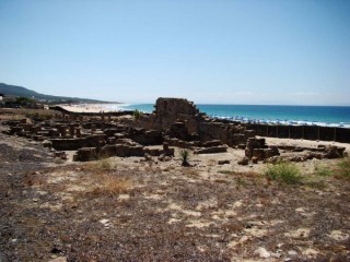 Photo de la plage de Bolonia et des ruines...