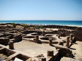 Photo de la plage de Bolonia et des ruines...