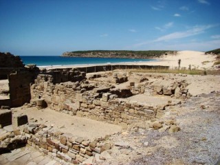 Photo de la plage de Bolonia et des ruines...