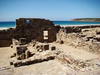 Photo de la plage de Bolonia et des ruines...