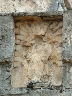 Détail de la façade (niche gauche)