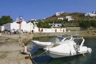 Eglise prs d'un port