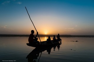Embarcation sur le fleuve Niger